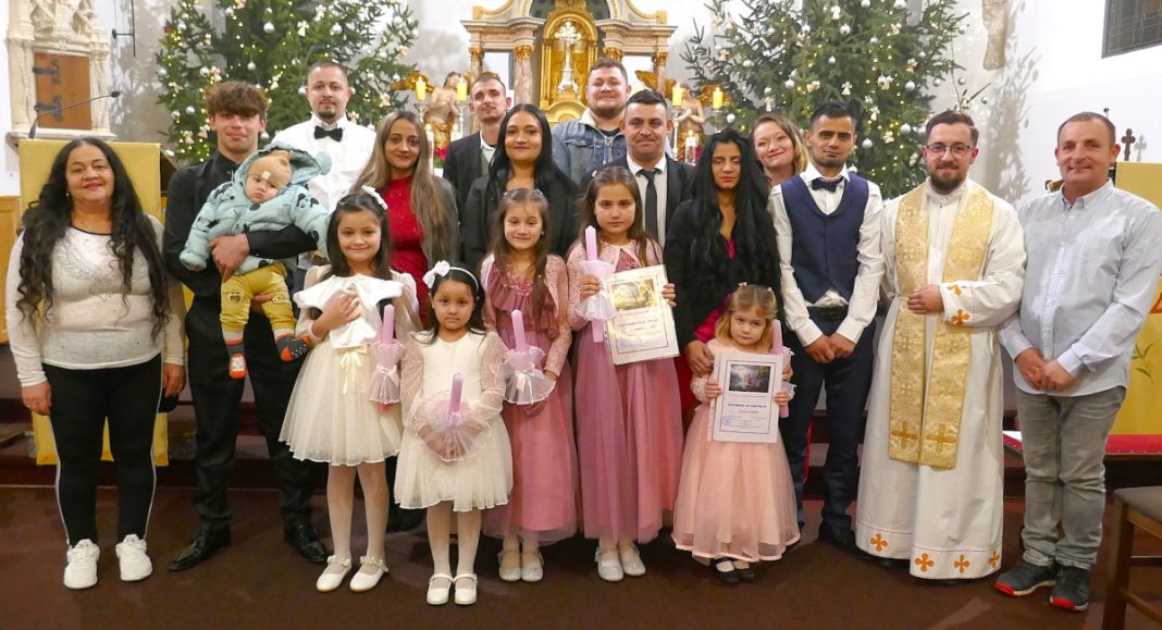 FOTO Ima li nešto ljepše nego kad ponosna baka Zlata u novogodišnjoj noći na krštenje prati pet unučica: Klaru, Doru, Anamariju, Lauru i Katju!? Kalanjos unucice obitelj