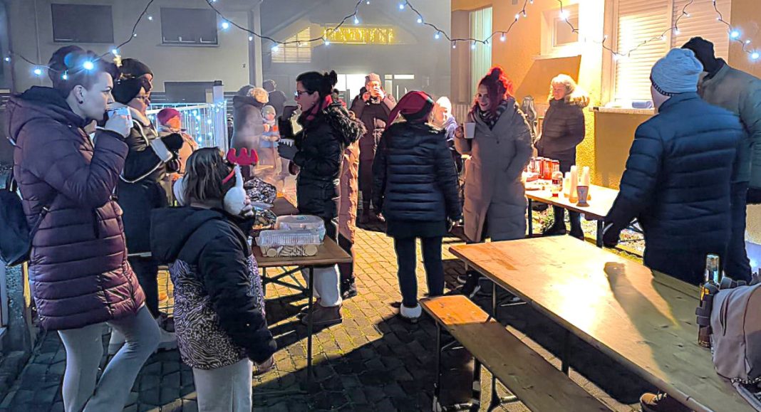 Potrebno je tako malo, da bi se dobilo tako puno! Kuhano vino, kolači i klipić zbližili stanare u Kolodvorskoj ulici! Kodvorska druženje glavna