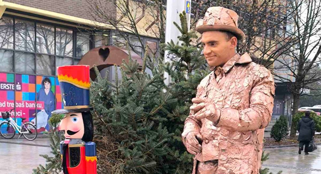 VIDEO Tko je misteriozni ‘živi kip’ iz centra Čakovca? Ubakrenom odijelu kup