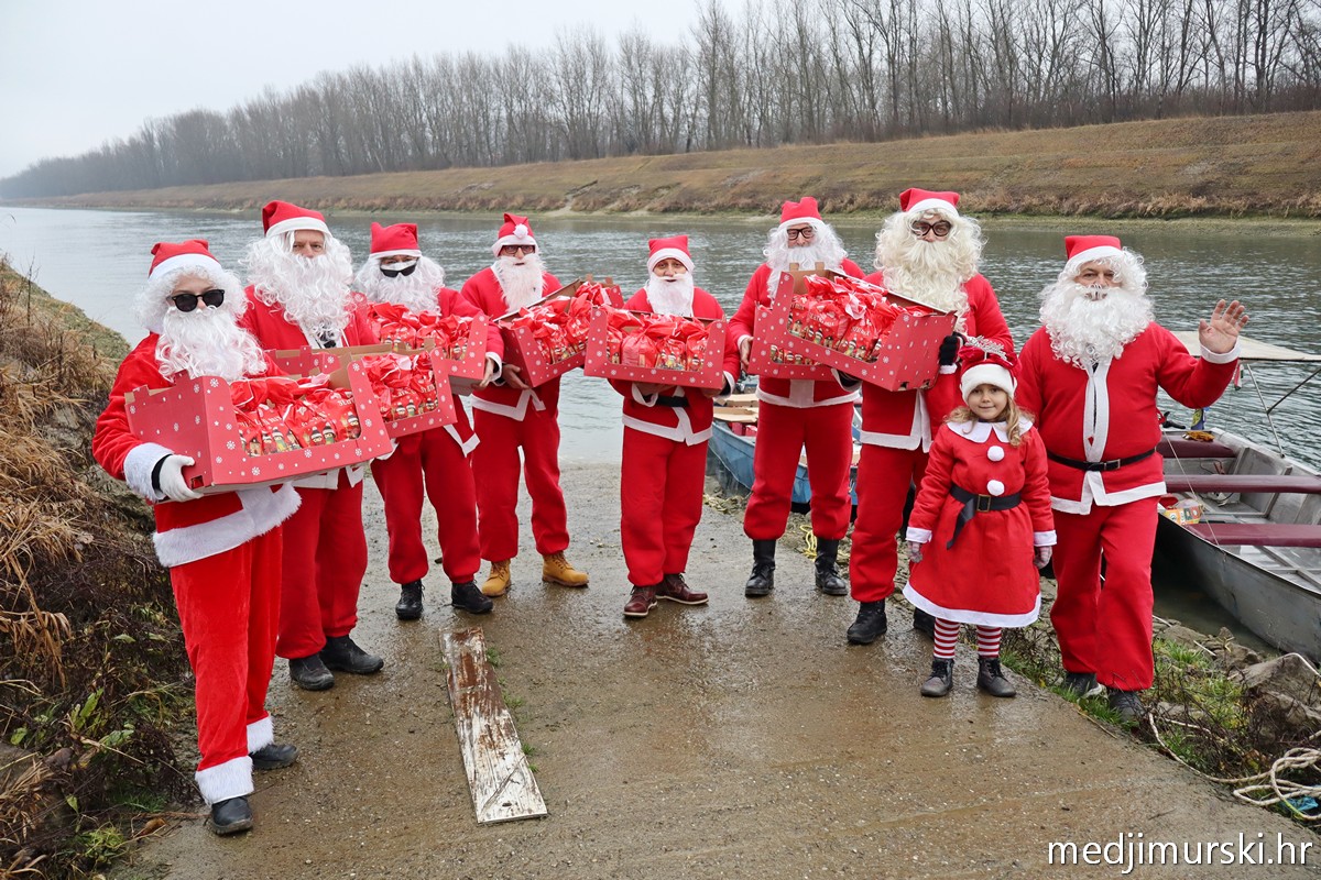 Za unutra 1 Zlatomrazi s malenom Zlatomrazicom doplovili su kanalom HE Dubrava s poklonima