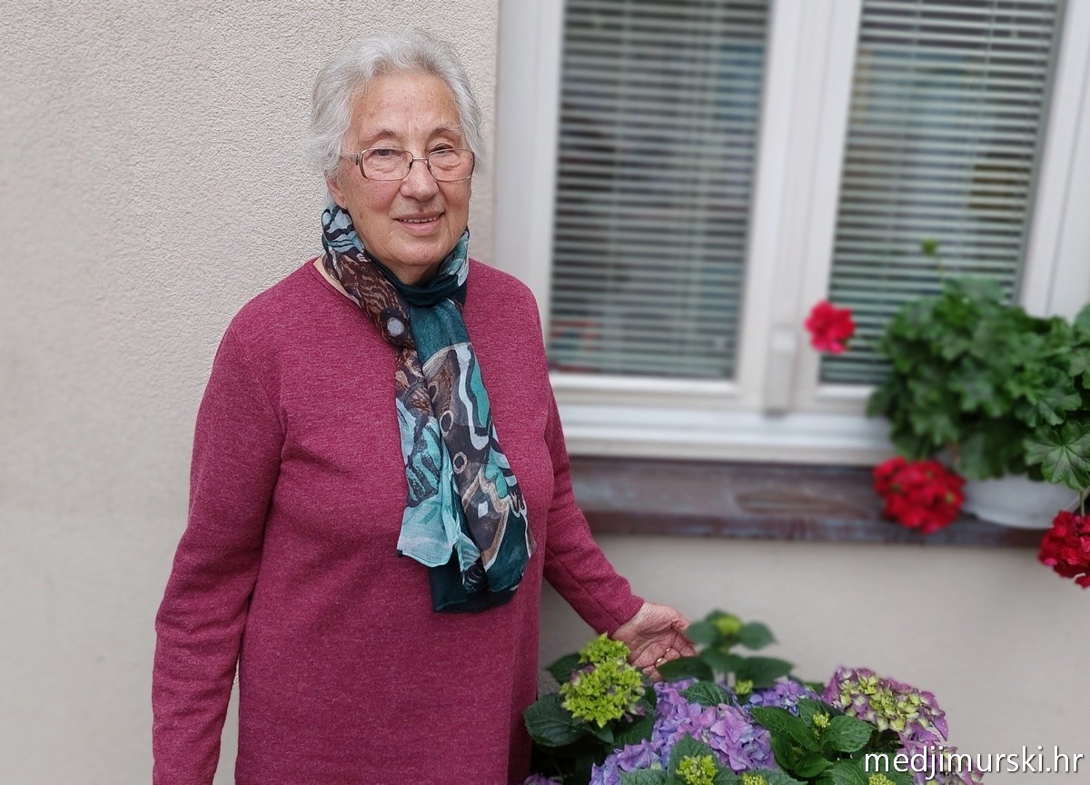 Za unutra 3 Marija Bermanec pjeva. pleše, piše pjesme, igra pikado i uživa u društvu svojih unuka