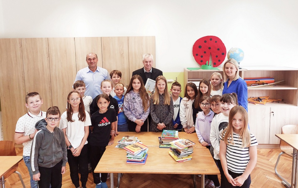 Za unutra 3 Matija Berljak donirao je i knjige Područnoj školi Cirkovljan u više navrata