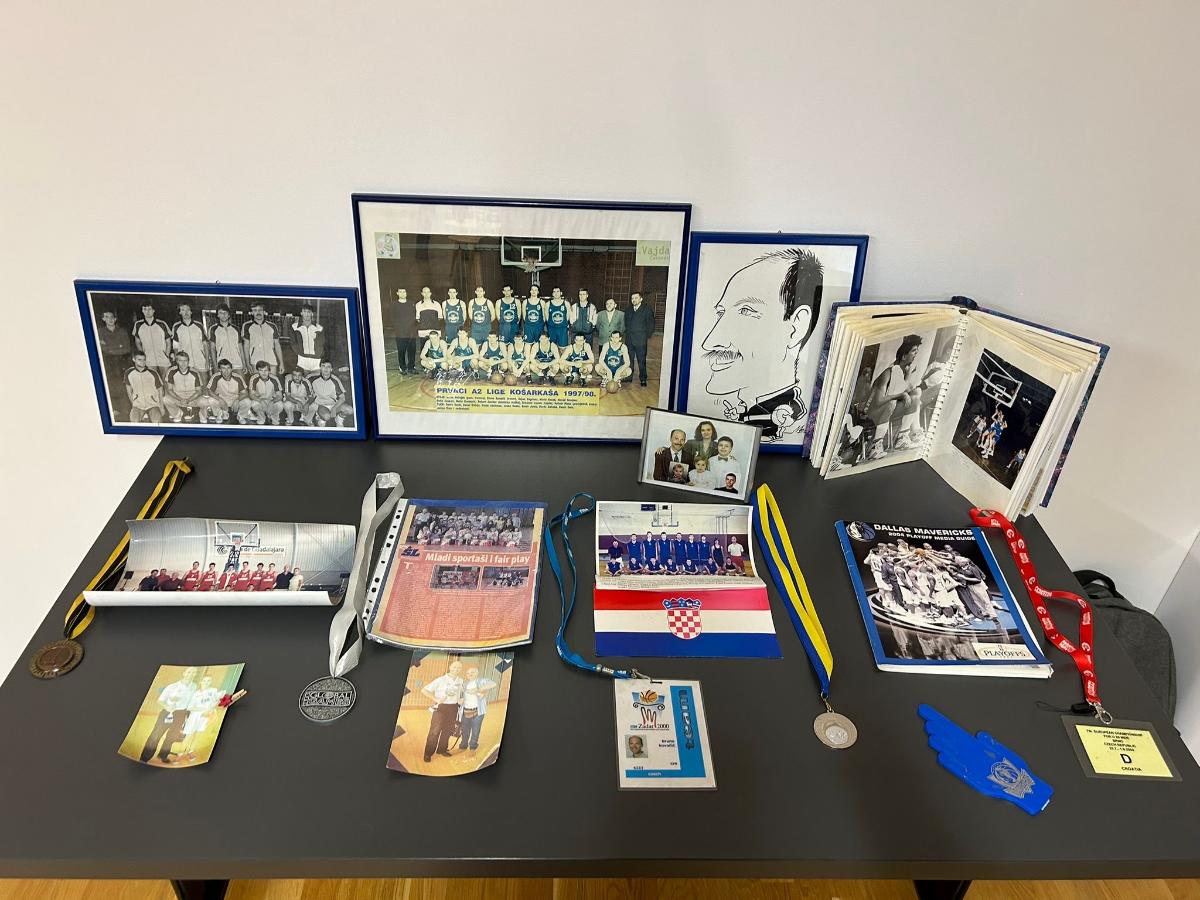 4ee81e99 b093 4dff b5d6 79ff671c044a