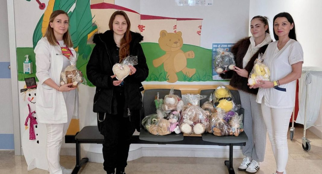 Učenici Gimnazije Josipa Slavenskog darivali plišance malim pacijentima Županijske bolnice Čakovec BONIC DONACIJA UCENICI GLAVNA