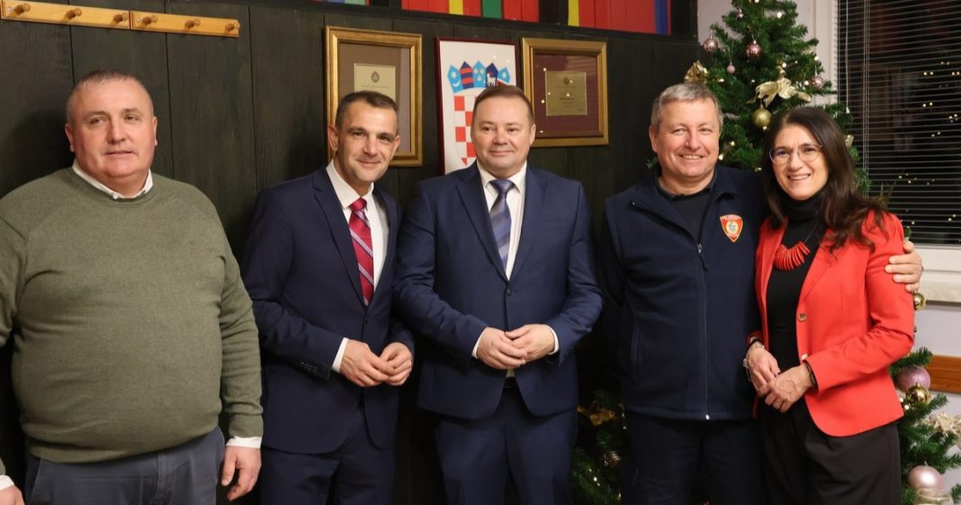 Posljednja silvestarska smjena Stanka Vugrinčića nakon četrdeset godina vatrogasne službe BeFunky collage