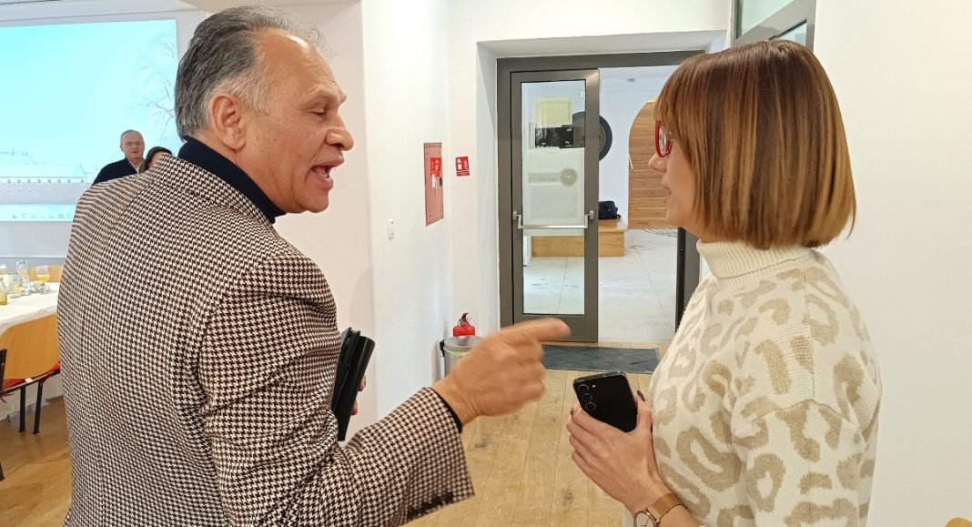 Prvo je sa stolice “dignuo” načelnika PUM Ivana Sokača, a onda verbalno napao pročelnicu Petru Strahija! BeFunky collage 2026 01 12T181122.140