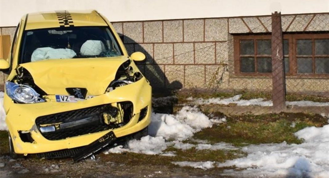 Autobus u zavoju prešao u suprotnu traku i sudario se s automobilom, ozlijeđena 22-godišnja vozačica BeFunky collage 2026 01 20T101021.440