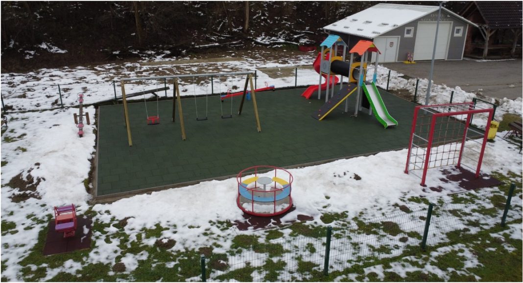 Najmlađi mještani Miklavca dobili novo igralište BeFunky collage 2026 01 30T092134.089