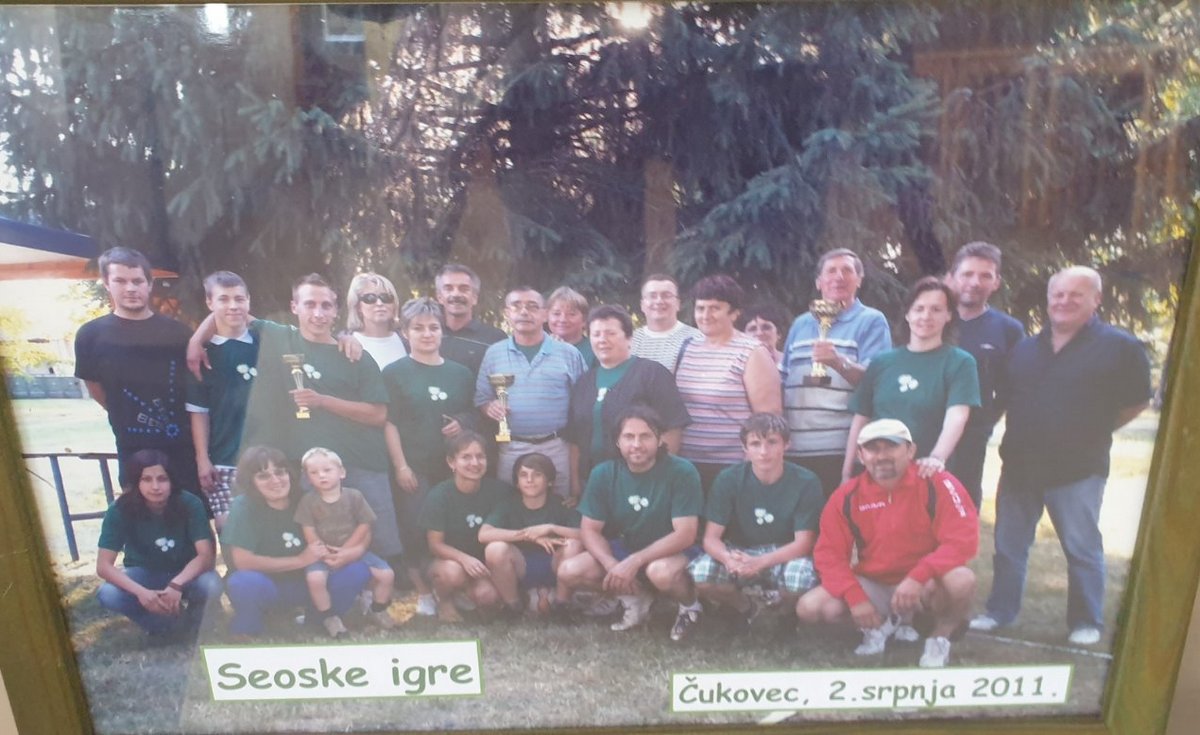 Franjo Lončarić na seoskim igrama u Čehovcu 2011. (s peharom, plava majica)