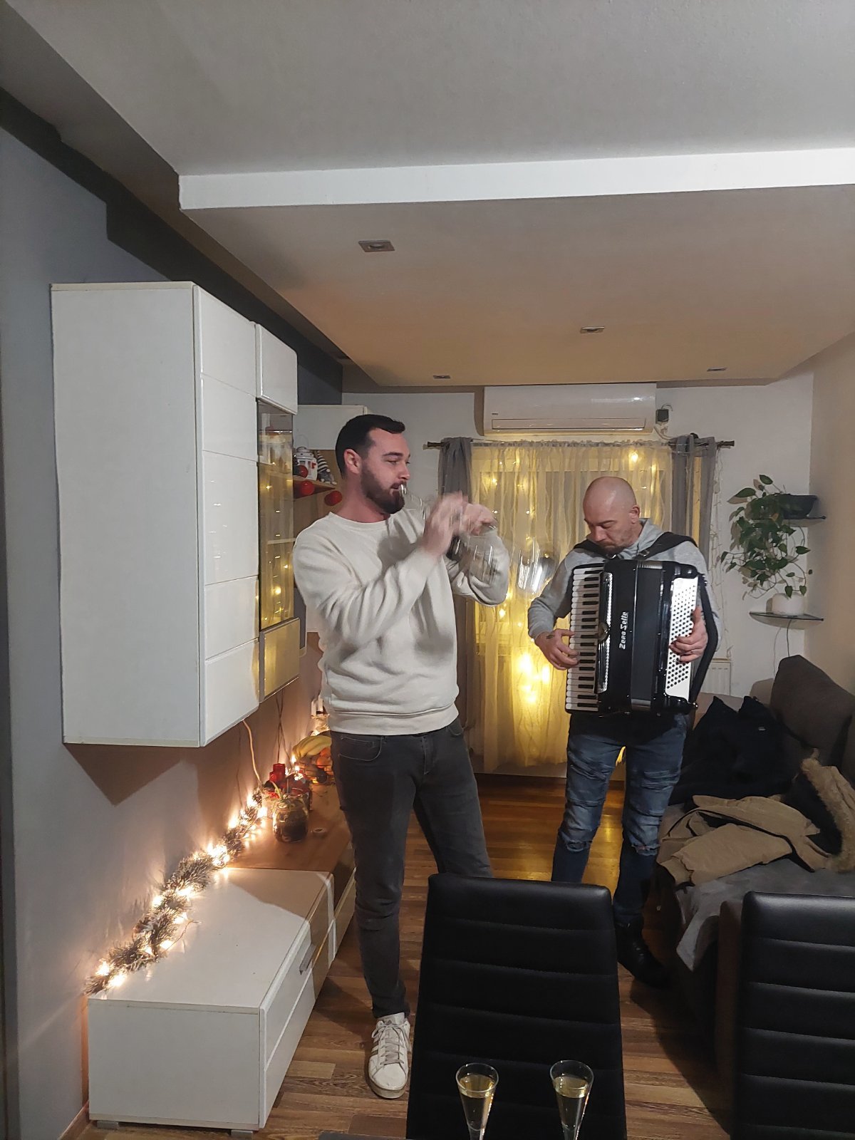 IMG c65c442b6c402aedb2a4efe501f8a035 V