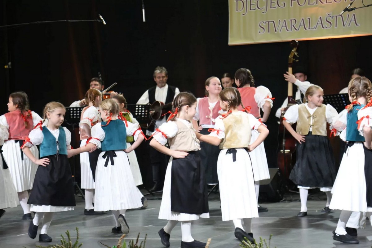 KUD Fijolica mali folkloraši (3)