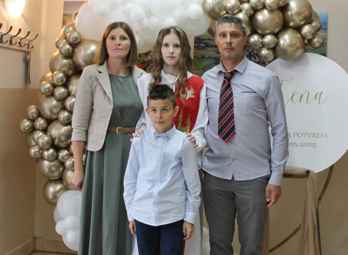 Leon sa sestrom i roditeljima