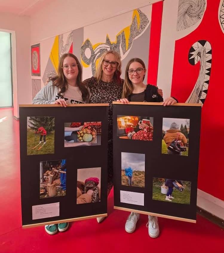 Mima s učenicima foto grupe u školi