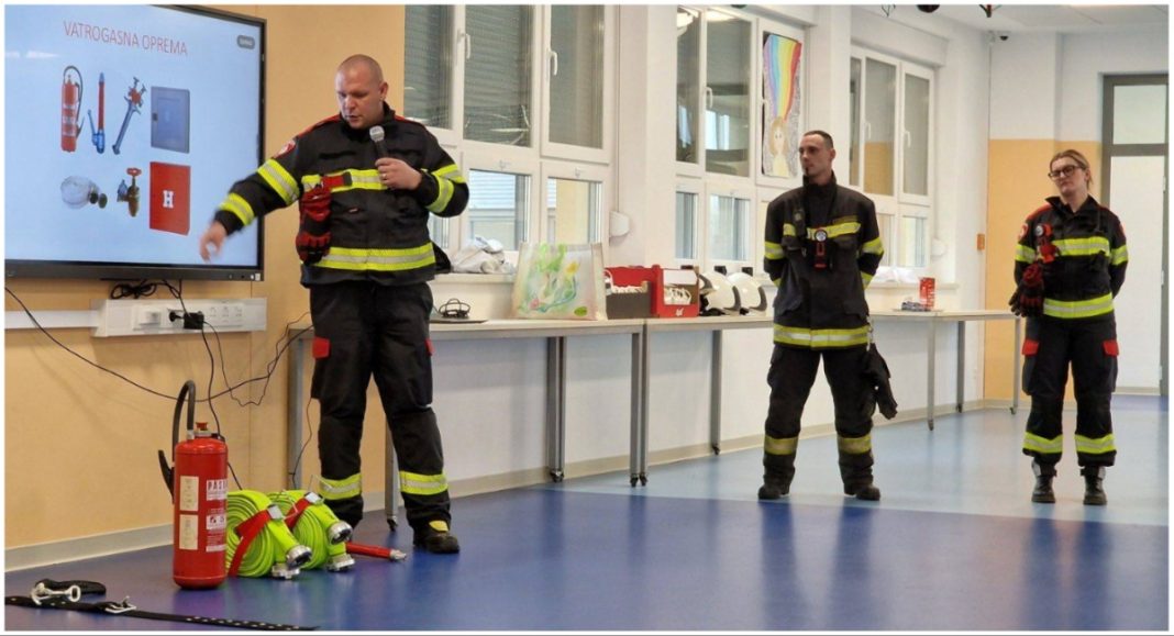 Vatrogasci DVD-a Pribislavec oduševili učenike OŠ Vladimir Nazor MixCollage 27 Jan 2026 09 20 AM