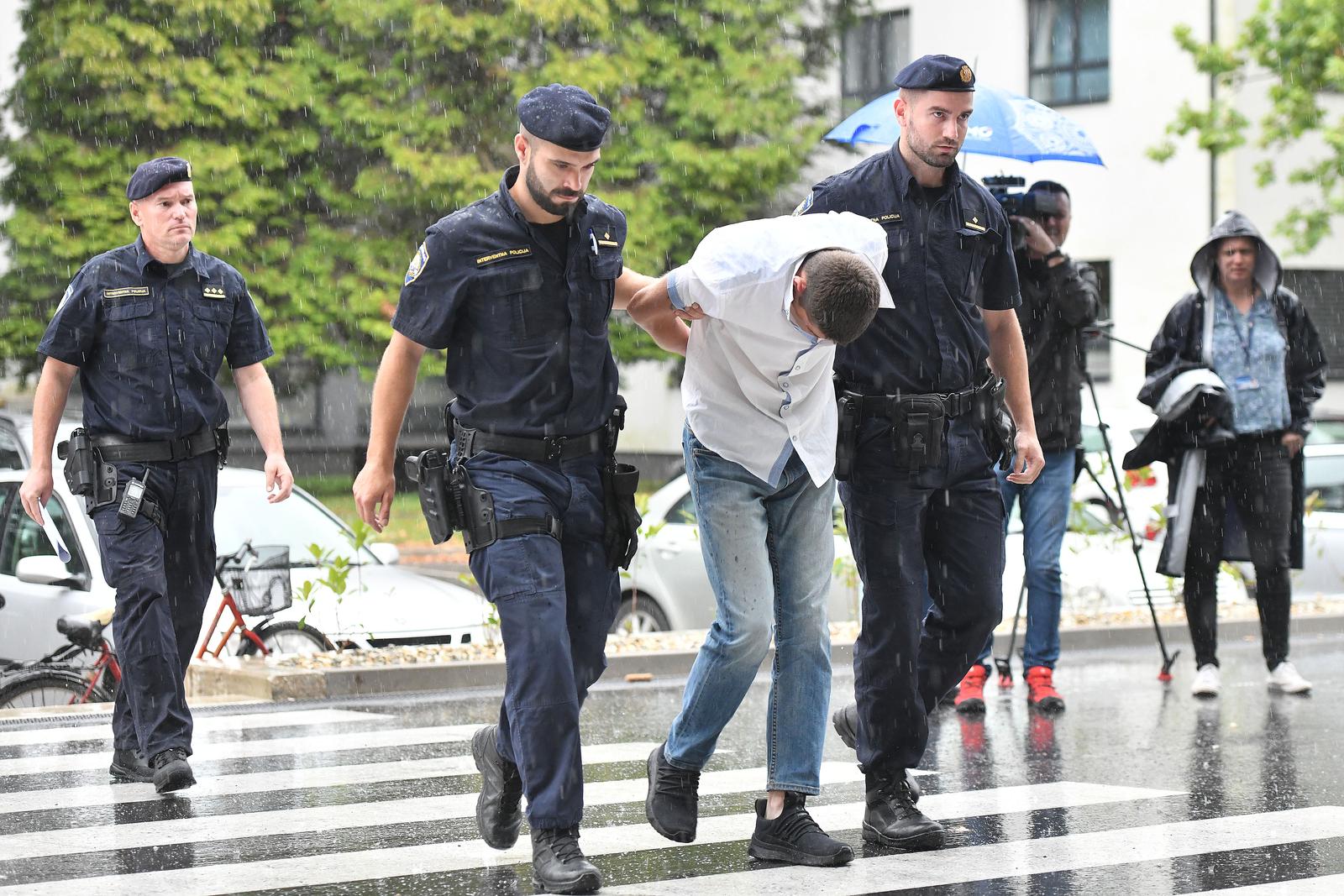 Varaždin: Privođenje muškarca kojeg se sumnjiči za ubojstvo majke u Pleškovcu