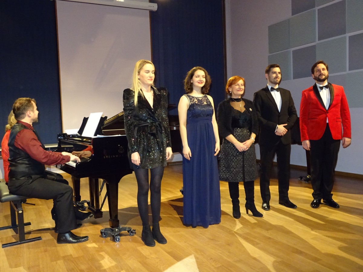 Vlatka Oršanić sa svojim studentima