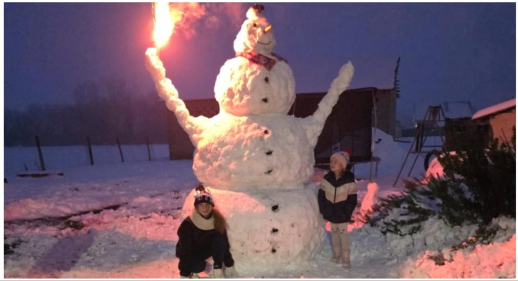 Zara i Marta Lipić iz Donjeg Kraljevca napravile najvećeg navijača Hajduka! Snjegović naslovna