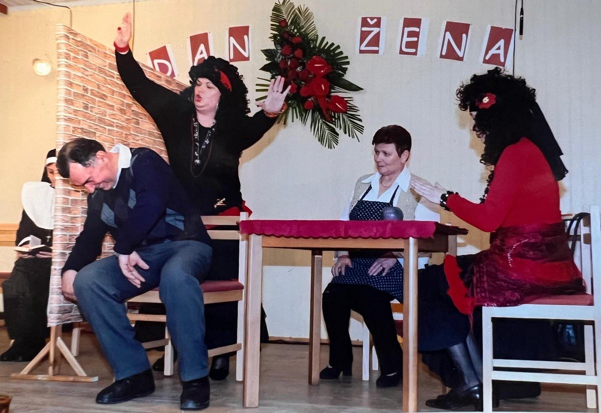 Za unutra 2 Spomenka u igrokazu zajedno s roditeljima, Nadom i Slavkom