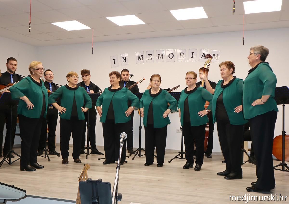 Za unutra 4 Spomenkina majka Nada Horvat (treća sdesna)