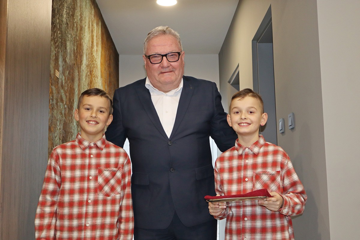 Za unutra 6 Gradonačelnik Ljubomir Kolarek i Miljenkovi unuci Fran i Roko svečano su prerezali vrpcu
