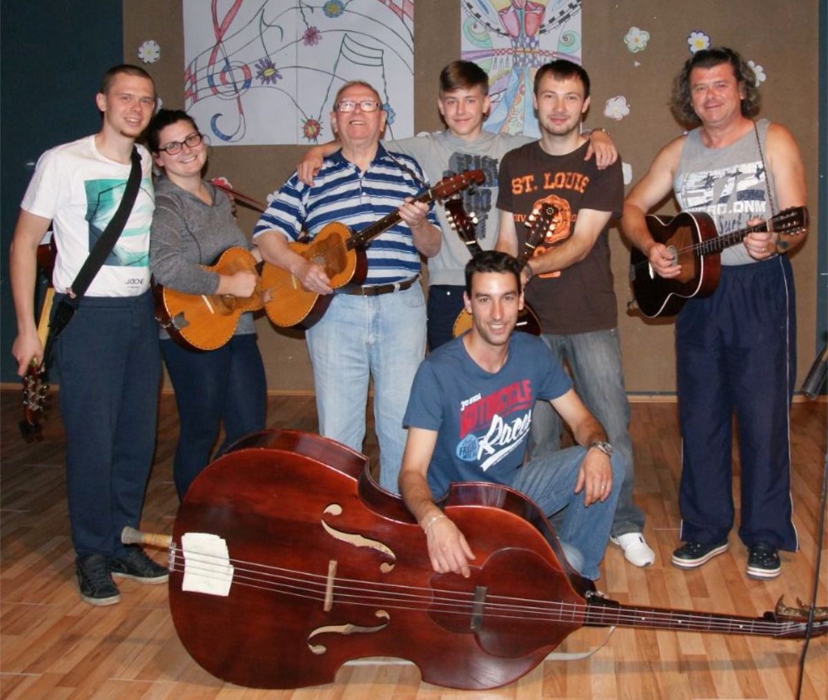 Lijevo sin Marko, snaha Aleksandra, otac Toni, David Dodlek, Nikola Varšić i na bajzu zet Tomek