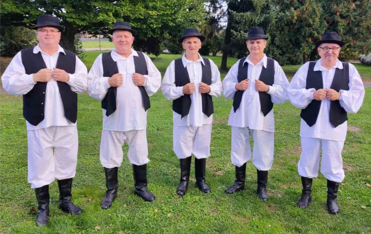 Muška vokalna skupina KUD a Strahoninec