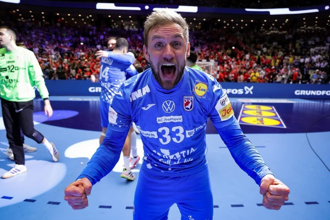 Natpsi AC Jesenović na dresovima rukometaša