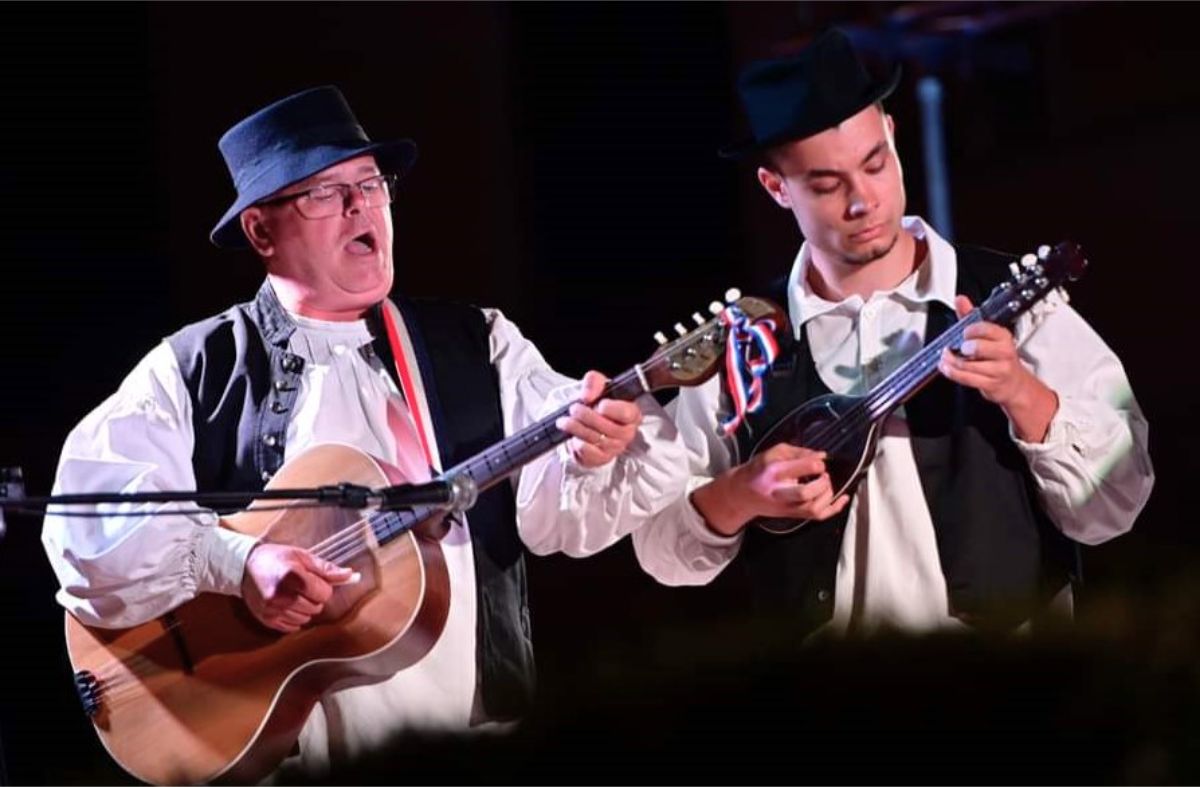 Zdravko i Borna Kadežabek na nastupu KUD a Mihovljan u Sinju na otvaranju alkarskih igara