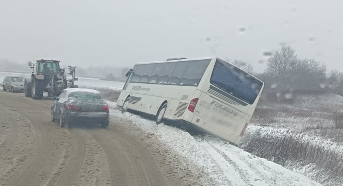 Autobus cesta snijeg
