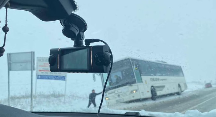 Autobus rezano snijueg