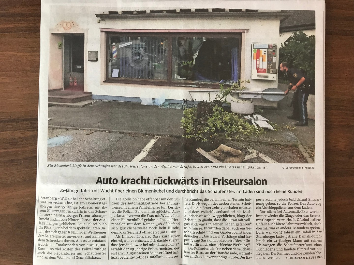 Automobilska nesreca u salonu (2)