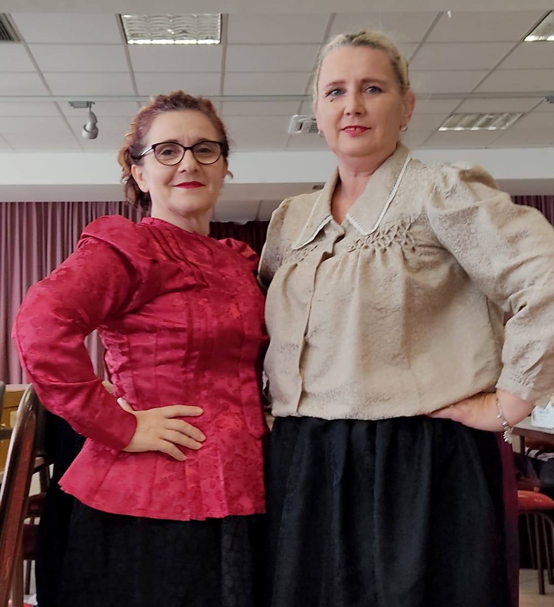 Za unutra 5 Sanja s kolegicom Jadrankom Cvek kao folklorašica