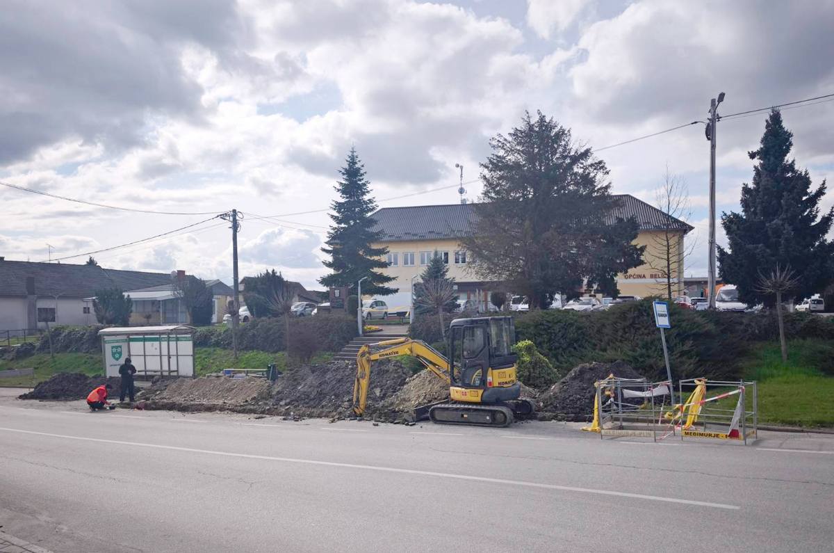 Pukla cijev Belica (1)