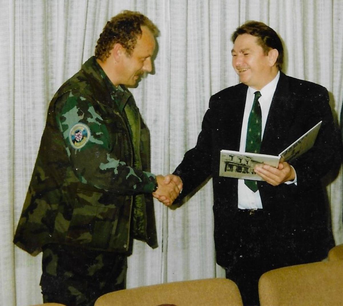 Tomasic predaje klnjigu Ivanu Milasa ministar bez portfelja 1993. godina Cakovec