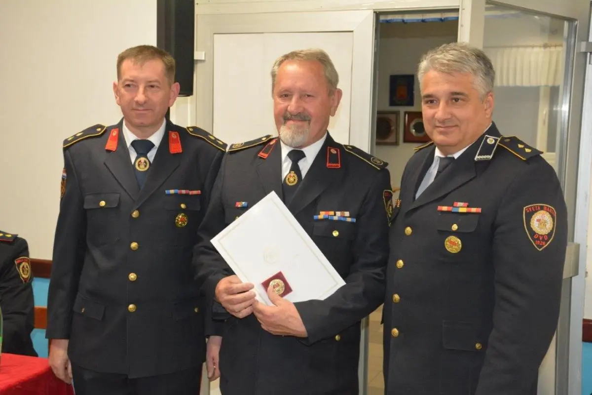 Vladimir Zinic predsjednik drustva Vinko Citus dobitnik 50 godisnje spomenice za dobrovoljni rad i Andrejas Lisjak predstavnik VZMZ