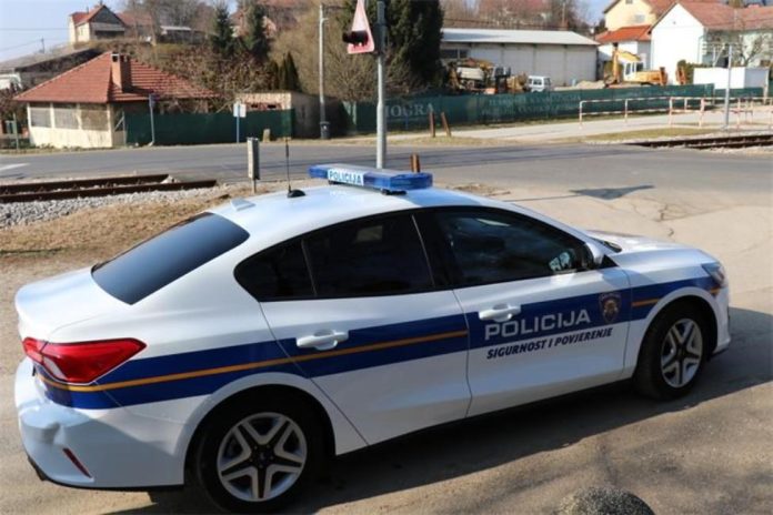 Vozilo kod pružnog prijelaza 3.jfif