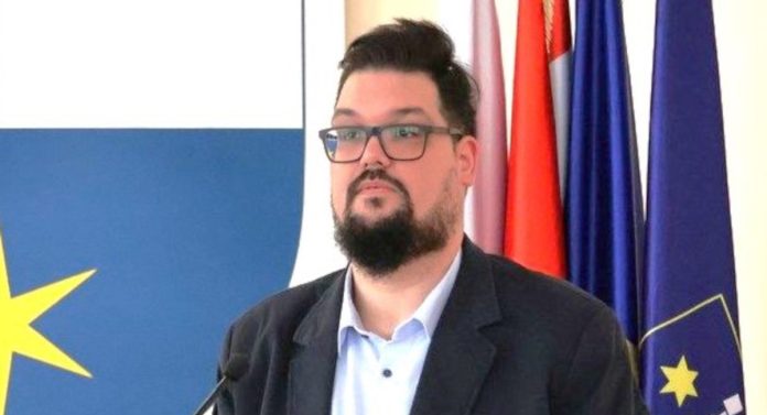 Naslovna bolnica politika