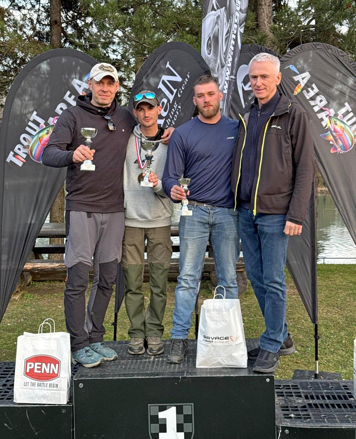 Za unutra 1 Tomislav Lončarić (prvi slijeva), viceprvak Hrvatske u trout area ribolovu