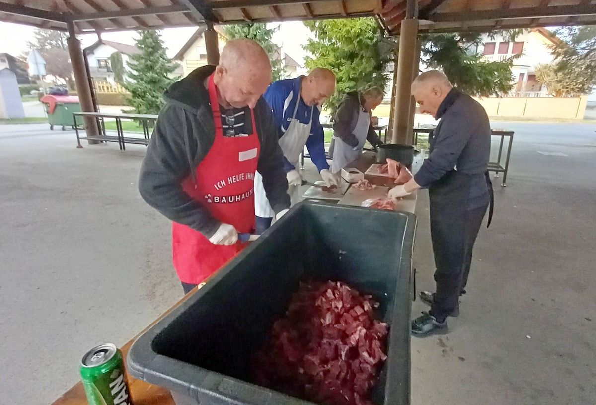 Za unutra 3 Mladići iz udruge umirovljenika u akciji