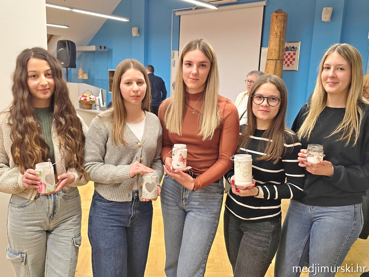 Za unutra 3 Učenice ekonomskog smjera rade staklene lampione