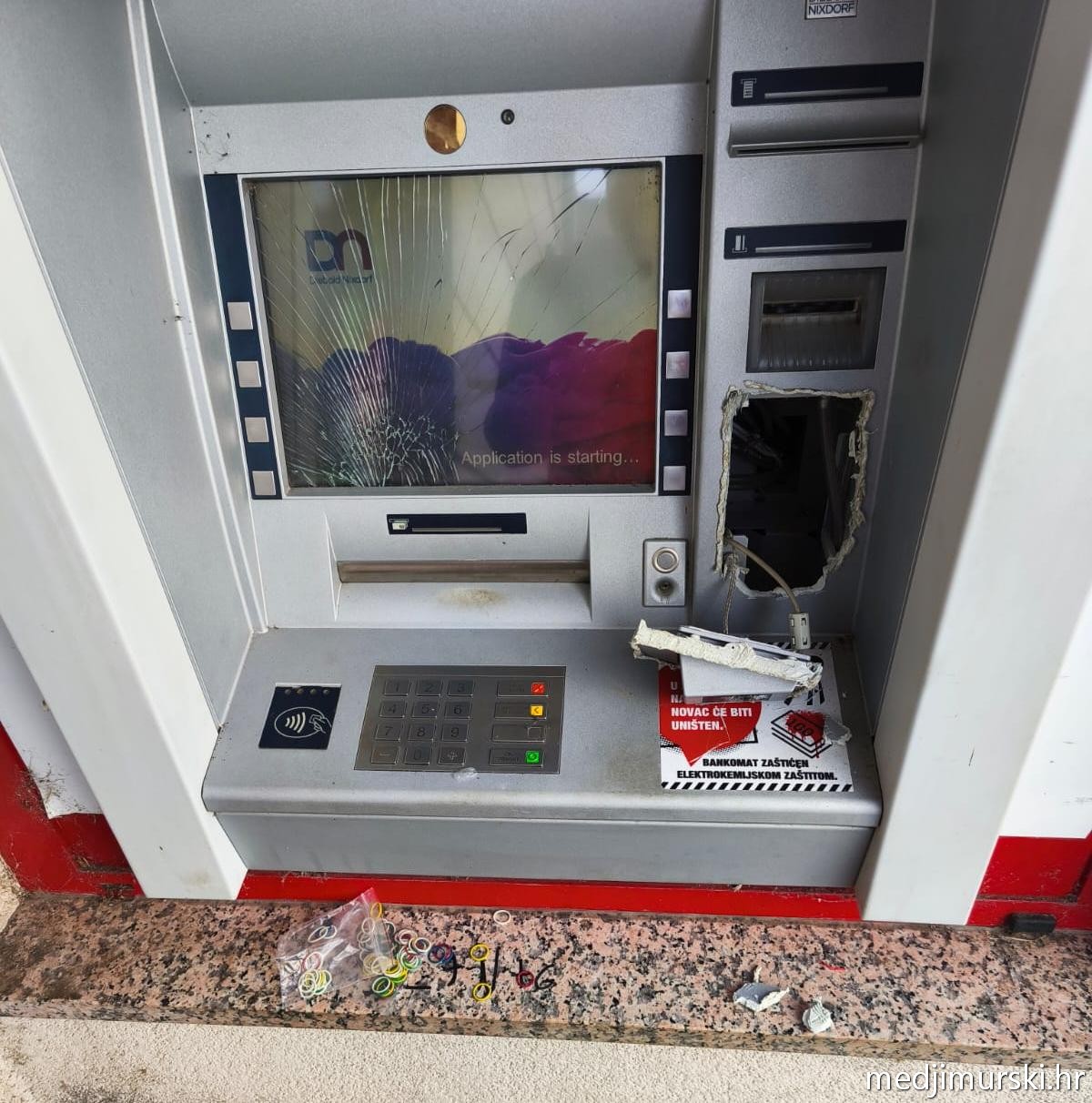 Za unutra 4 iza teksta Nakon pljačke, bankomat je završio u ovakvom stanju
