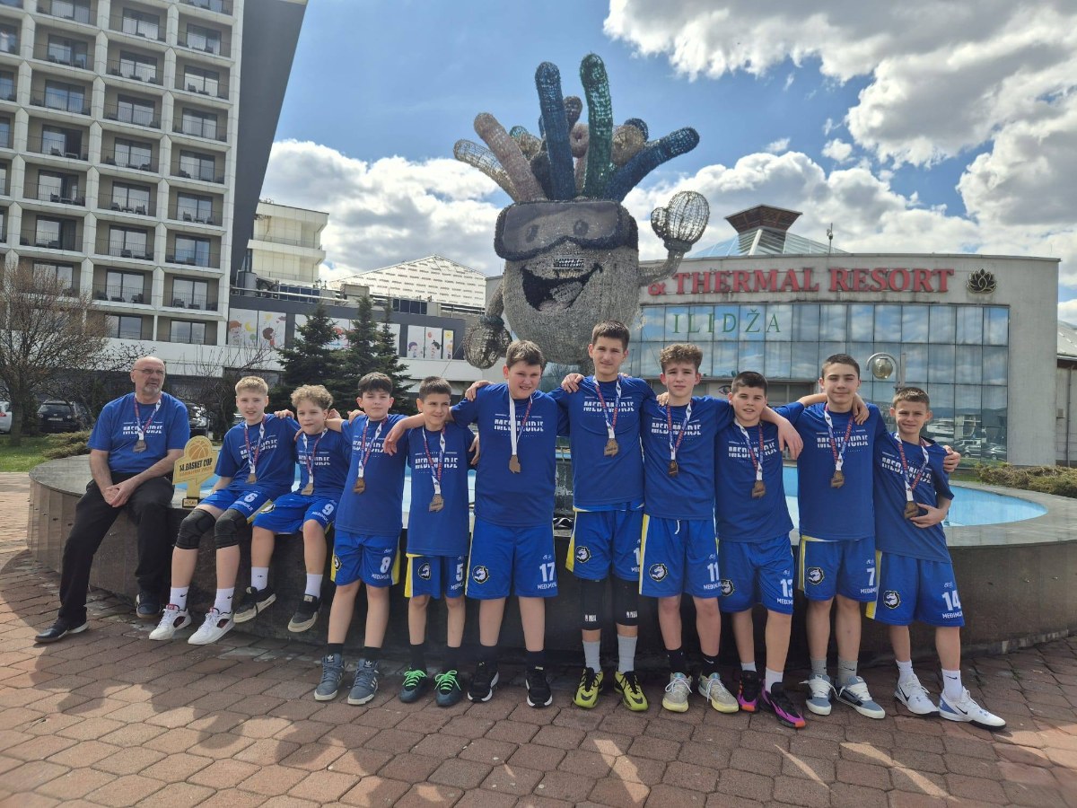 Ekipa U13 Međimurja s brončanom medaljom i trofejom osvojenim u Sarajevu