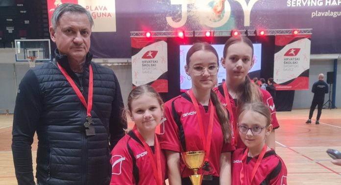 Crnec stolnitenis