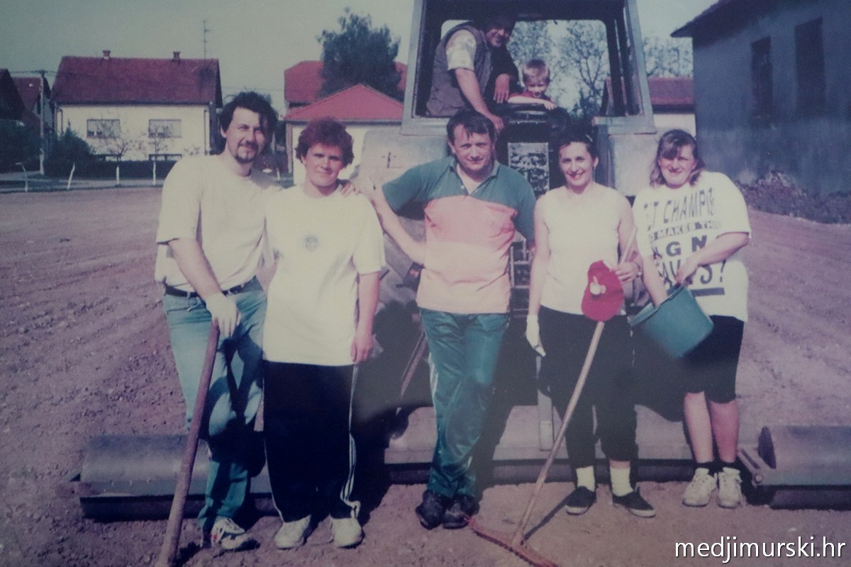 Za unutra 2 Gradruža u osnivanju 2001. godine
