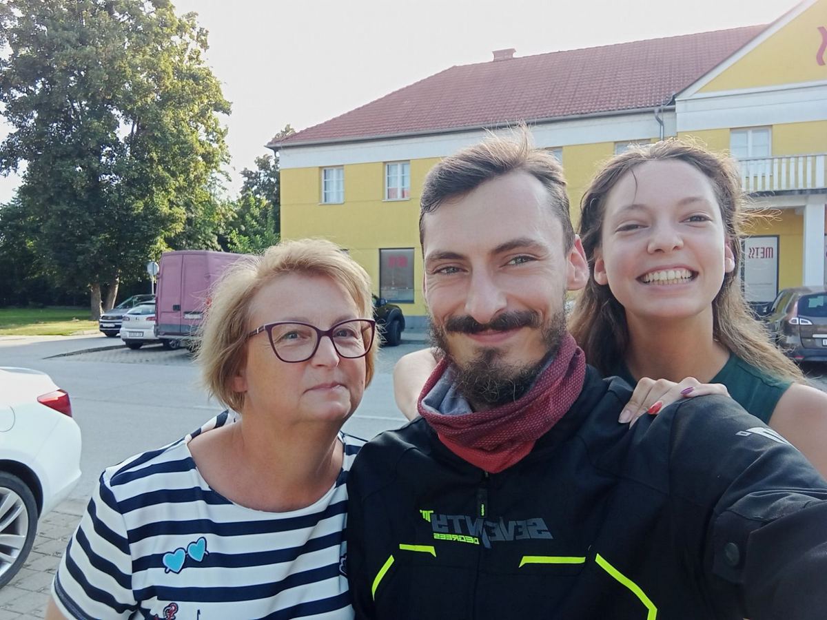 Za unutra 3 Nina sa sinom Marijom i kćerkom Martinom