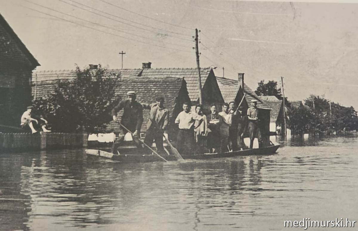 Za unutra 4 Za vrijeme velike poplave u Kotoribi putnike su do vlaka vozili čamcem