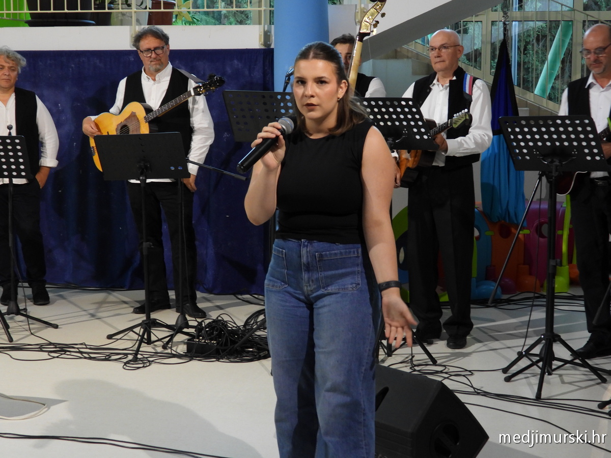 Literarna večer uz tambure (57)