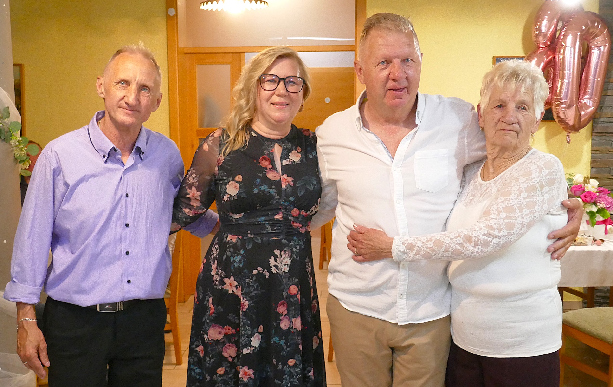 Ponosna majka i djeca kćerka Edita i sinovi Neno i Robert