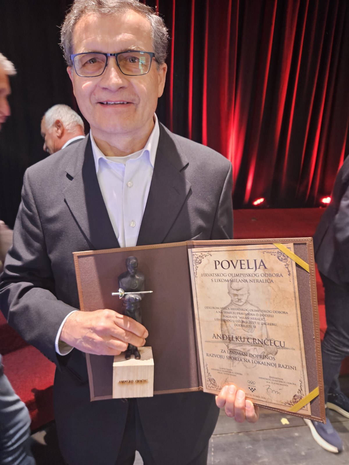 Crncec statuta i plaketa