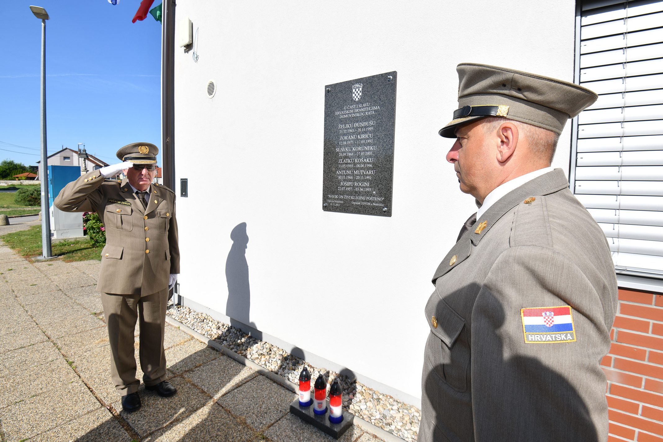 Nedelišće: Povodom Dana državnosti položeni su vijenci i zapaljene svijeće kod obilježja u spomen braniteljima